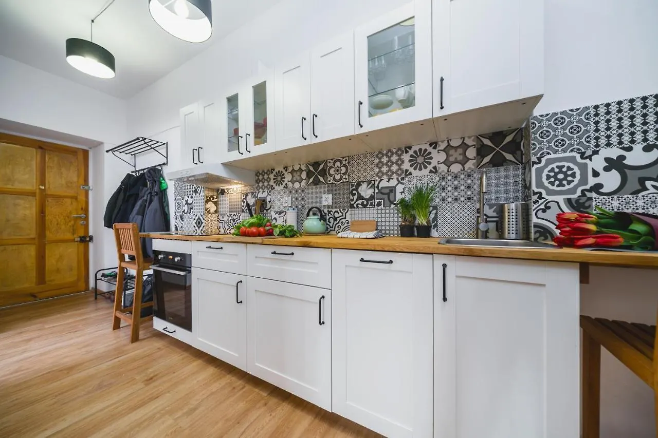 3 Bedroom Apartment In The Green Heart Of Cracow - By Upstairs Krakkó 0*,  Lengyelország